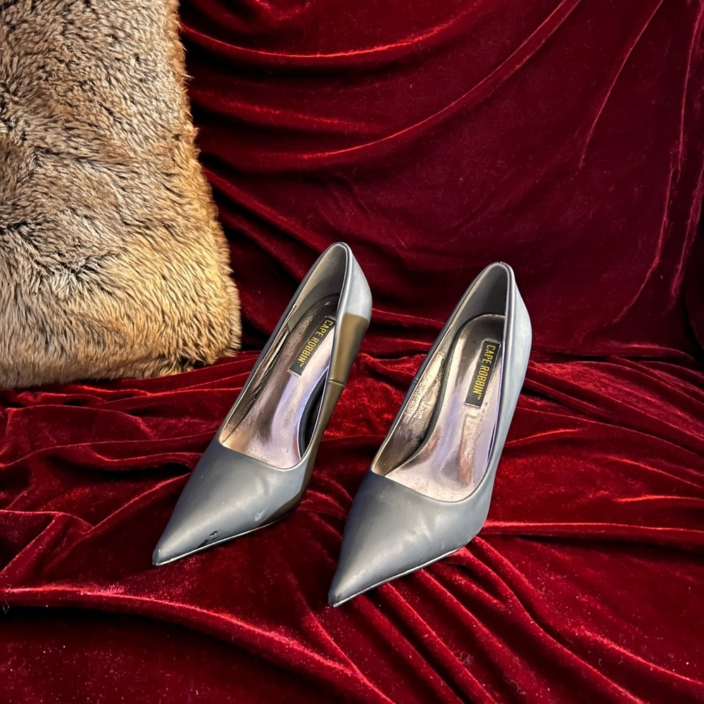 Cape Robbins size 7 1/2.